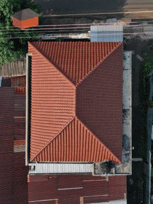 Vue du dessus d'une maison avec une toiture à 4 pans. 