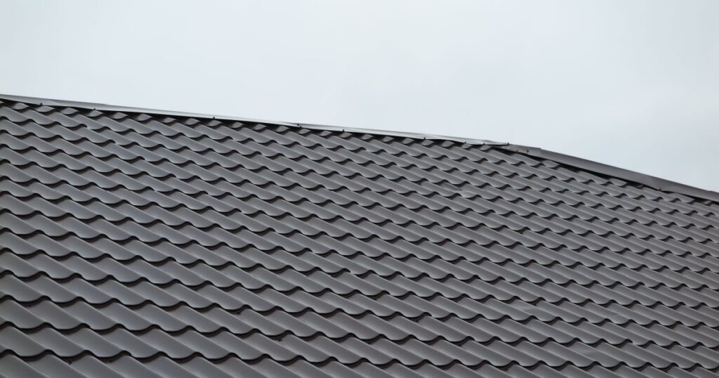 Une toiture de maison recouverte de fausses tuiles en acier. 