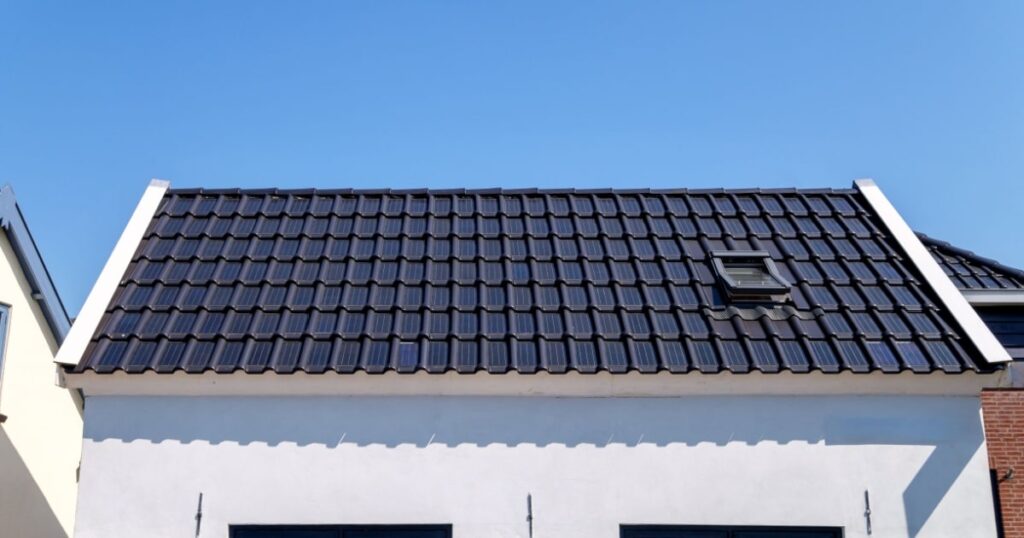 Une toiture de maison recouverte de tuiles photovoltaïques. 