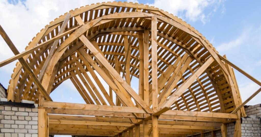 Structure d'une toiture arrondie en bois 
