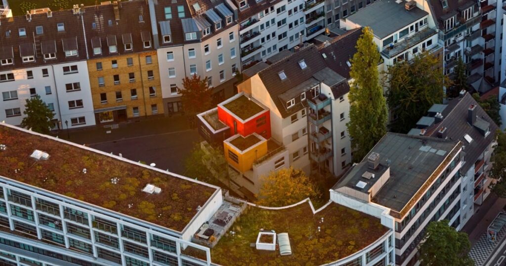Vue aérienne d'une ville aux toits végétalisés. 