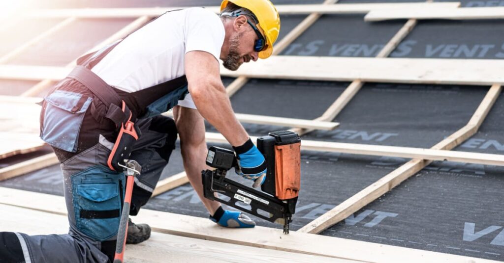 homme qui fait travaux de toiture